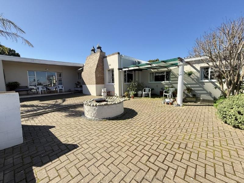 4 Bedroom Property for Sale in Bergzicht Western Cape